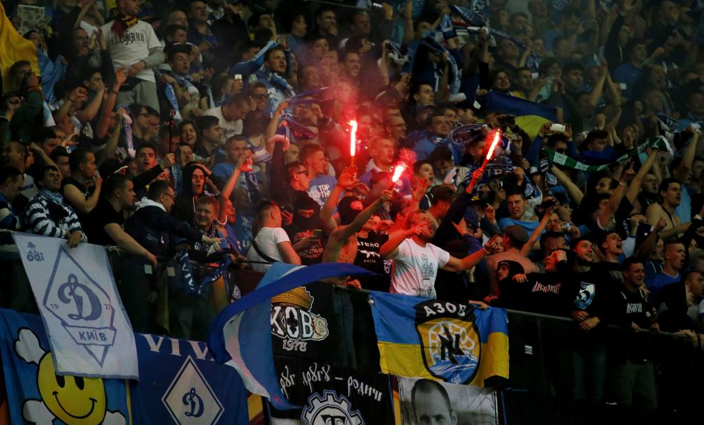 L&#39;esultanza dei tifosi del Dnipro dopo il gol dell&#39;1-0. Reuters